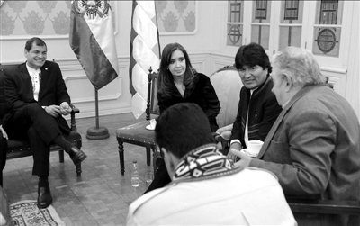 7月4日，科雷亞、克里斯蒂娜、莫拉萊斯、穆希卡及馬杜羅（左起順時針方向）參加會議。新華社發(fā)