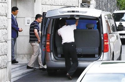 16日,為追征前總統(tǒng)全斗煥的非法資金,韓國檢察廳搜查其住宅和家族企業(yè)。