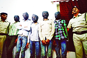 印度一個(gè)特別法庭20日宣布，判處卷入瑞士女游客遭輪奸案的6名男子終身監(jiān)禁。檢方對判決結(jié)果感到滿意，但表示不排除被告上訴可能。