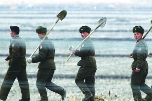 朝軍士兵前往田地支援地方建設(shè)。