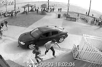 監(jiān)控錄像截屏圖：3日，美國洛杉磯市，一輛汽車沖進威尼斯海灘棧道上的人群。圖/東方IC