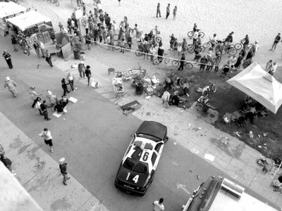 3日，美國洛杉磯，威尼斯海灘上血跡斑斑，警方正在調查。圖/東方IC