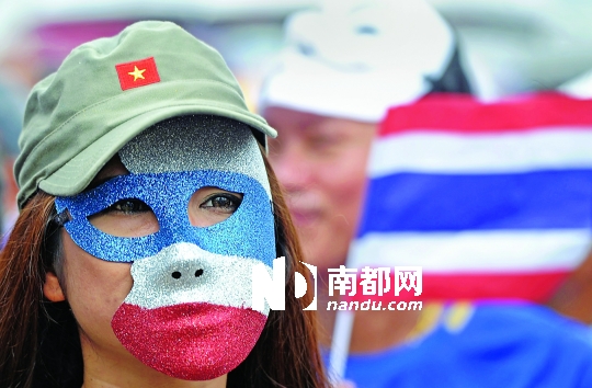 4日，一名泰國反政府人士頭戴面具在首都曼谷參加集會。