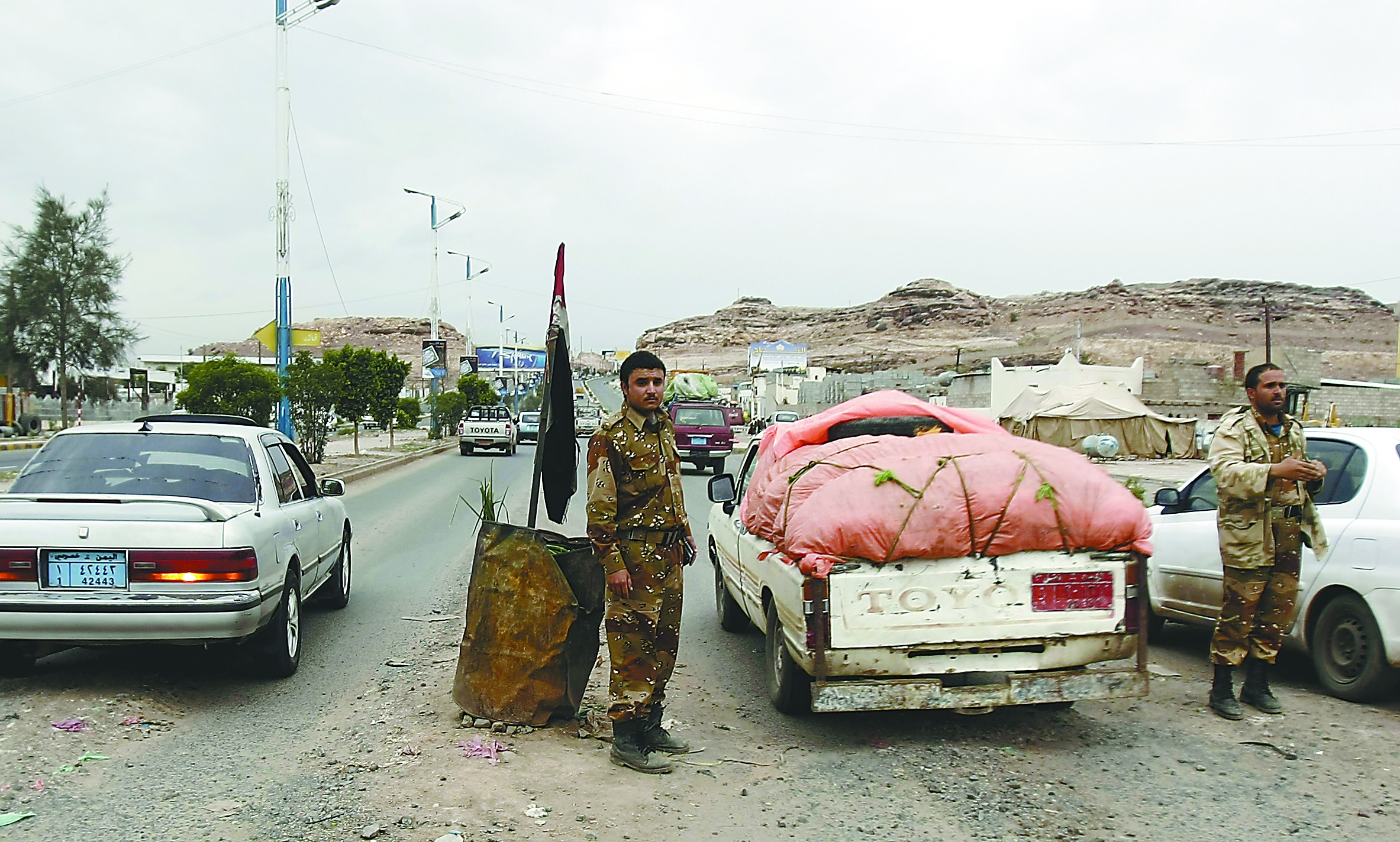 當(dāng)?shù)貢r(shí)間4日，在也門(mén)首都薩那，安全人員在通往美國(guó)大使館的路上設(shè)置檢查站檢查過(guò)往車(chē)輛。