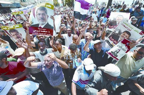 16日，穆?tīng)栁鞯闹С终哌M(jìn)行“憤怒的星期五”大游行，抗議軍方清場(chǎng)行動(dòng)造成嚴(yán)重人員傷亡。