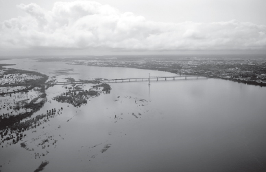 據(jù)目前估計(jì)，俄遠(yuǎn)東地區(qū)因洪災(zāi)造成的損失超過100億盧布。