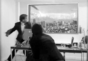 超高清屏幕上出現(xiàn)隕石撞擊城市樓群的場景，蒙在鼓里的求職者以為發(fā)生了真實的末日災(zāi)難