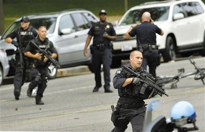 3日,案發(fā)現(xiàn)場,持槍警察在奔跑。