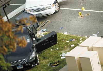 沖擊白宮圍欄的黑色轎車。