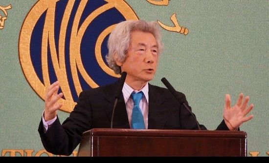 日本前首相小泉純一郎11月12日發(fā)表演說(shuō)，支持安倍晉三對(duì)中國(guó)強(qiáng)硬，并鼓動(dòng)其參拜靖國(guó)神社。