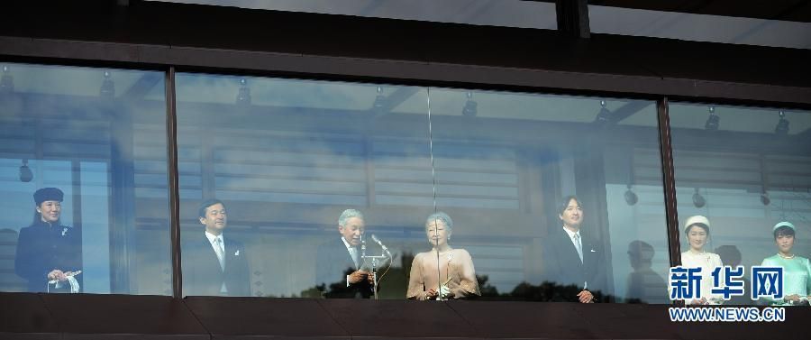 當?shù)貢r間12月23日，在位于日本東京的皇宮，日本明仁天皇在皇族的陪同下發(fā)表生日感言。