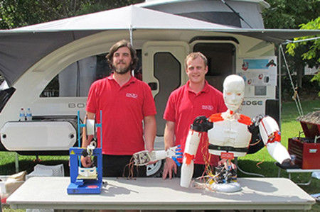 皮尤和尼克爾斯基與他們的3D機(jī)器人。