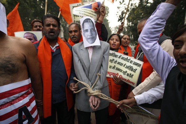 印度新德里民眾憤而示威抗議。