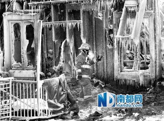 消防員用蒸汽機融化救火后殘留的冰層，尋找遇難者遺