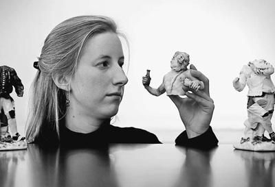 在英國倫敦，拍賣行員工展示邁森瓷器。