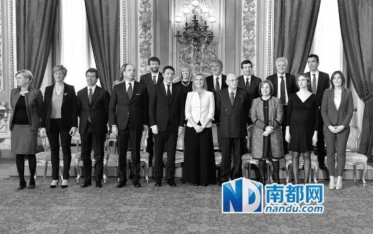 2月22日，在意大利羅馬總統(tǒng)府，新任總理馬泰奧·倫齊(前左五)與總統(tǒng)納波利塔諾(前右四)及新內(nèi)閣成員