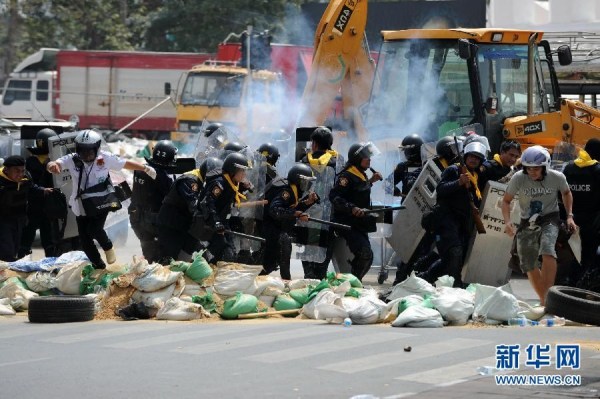 當(dāng)?shù)貢r(shí)間2月18日，泰國(guó)曼谷警方與示威者發(fā)生沖突。