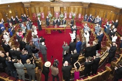 29日，倫敦，一對同性伴侶舉行結婚儀式。