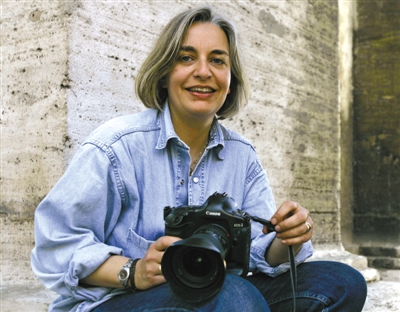 4日，安雅·尼德林豪斯在報道阿富汗大選期間被槍殺。