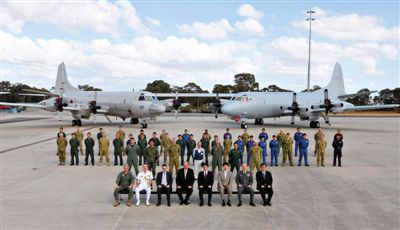 4月29日，參與搜尋馬航失聯(lián)客機(jī)的多國軍人和軍機(jī)在珀斯皮爾斯空軍基地合影。5月1日，馬航宣布搜尋進(jìn)入新階段，重點將借助不同技術(shù)擴(kuò)大海底搜尋。