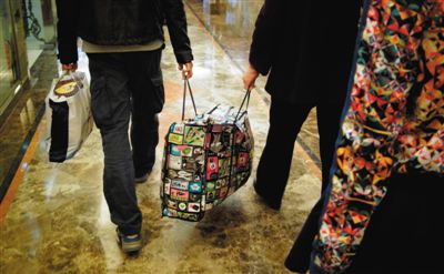 5月2日，馬航乘客家屬離開麗都飯店。當(dāng)日，麗都飯店二層家屬區(qū)正式關(guān)閉，大部分家屬返鄉(xiāng)。