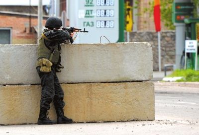 　5日，在烏東部城市斯拉維揚(yáng)斯克附近，一名烏克蘭士兵守衛(wèi)一處檢查站。