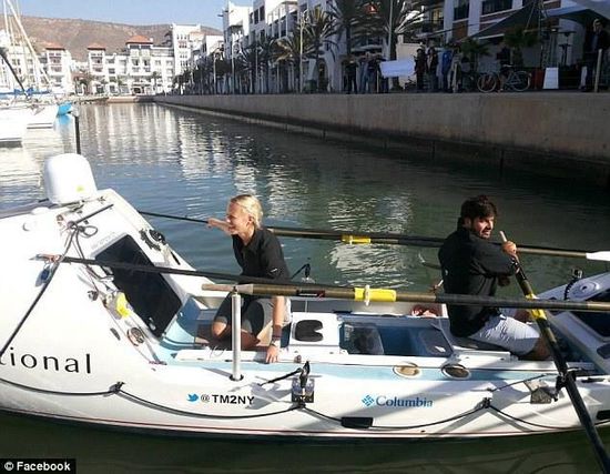 男女主角與他們的“小伙伴”，名叫“馬迪巴精神”的皮劃艇。