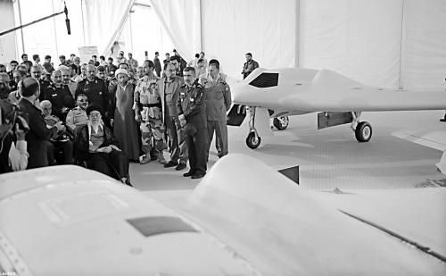 　哈梅內(nèi)伊（中）11日參觀伊朗版RQ-170無人機。