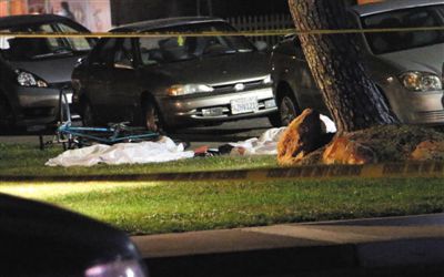 5月23日在美國加州大學圣巴巴拉分校附近的槍擊現(xiàn)場拍攝的死者遺體。