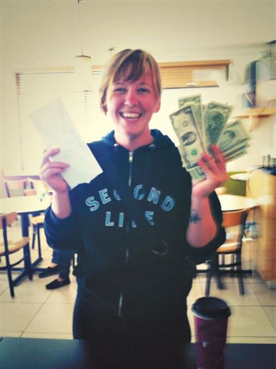 找到錢的“粉絲”會(huì)上傳一張與錢的合照。