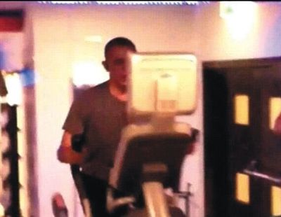 酒店健身中心，橢圓機上鍛煉的奧巴馬。