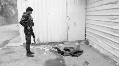 7月13日，伊拉克巴格達(dá)，警察在發(fā)生槍殺案的現(xiàn)場勘察。