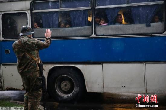 烏克蘭頓涅茨克，烏克蘭政府軍對(duì)當(dāng)?shù)爻掷m(xù)炮擊，民眾為躲避戰(zhàn)火，紛紛登上列車離開。