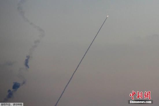 當(dāng)?shù)貢r間2014年7月13日，以色列斯德洛特，從加沙地帶飛往以色列境內(nèi)的導(dǎo)彈劃破夜空。