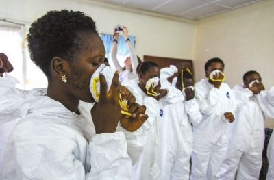 9月18日，塞拉利昂護(hù)士接受使用埃博拉防護(hù)裝備培訓(xùn)。新華社發(fā)
