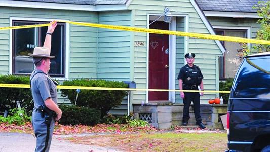 8日，紐約州當(dāng)?shù)鼐旆怄i案發(fā)現(xiàn)場。