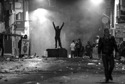 　10月8日，在土耳其伊斯坦布爾，同情難民遭遇的庫爾德人進行游行示威，指責(zé)政府應(yīng)對“伊斯蘭國”武裝不