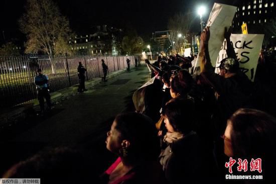 美國白宮前擠滿了抗議槍殺黑人青年的白人警察免遭起訴案件的美國民眾。