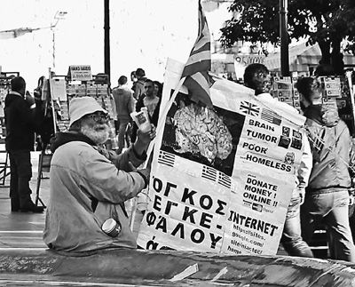 自債務(wù)危機(jī)爆發(fā)以來(lái)，希臘承諾實(shí)施以減薪、增稅、裁員和私有化為主要內(nèi)容的緊縮和改革政策。一系列的緊縮措施使民眾生活受到嚴(yán)重影響，約1/4的家庭陷入貧困。圖為今年1月希臘大選期間，在雅典市中心國(guó)會(huì)大廈前廣場(chǎng)乞討的老人。