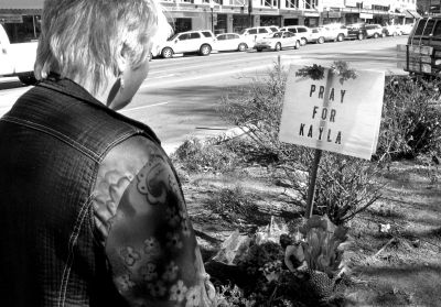 2月10日，美國(guó)亞利桑那州，民眾獻(xiàn)花悼念遇難的美國(guó)人質(zhì)米勒。圖/東方IC