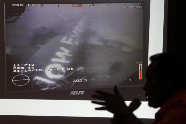 這是1月14日新加坡國防部長黃永宏在其社交網站上傳的亞航失事航班QZ8501機身照片。