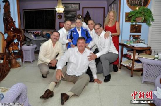 當?shù)貢r間2015年2月28日，古巴哈瓦那，古巴前領(lǐng)導人菲德爾·卡斯特羅接見被美國釋放的5名間諜合影。