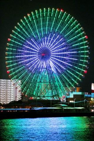 直徑100米的摩天輪上映出多種花式圖案。