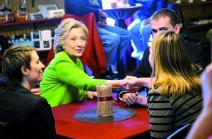 在宣傳片中，希拉里熱情地與三名“普通美國人”交談。