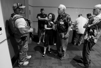 　5月3日，警察在案發(fā)后暫時阻止與會者離開展覽。