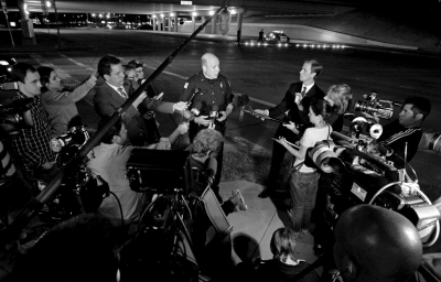 警方發(fā)言人接受記者采訪。