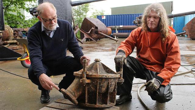 丹麥潛水員安德森（左）展示其打撈上來的U-78潛艇殘骸。