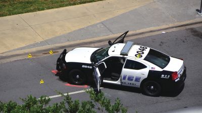 被槍手擊中的警車。新華社發(fā)