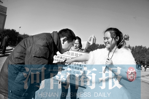 　一名男士上前，準(zhǔn)備親吻女孩的手