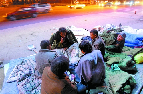 寒風(fēng)里，他們以打牌來打發(fā)枯燥的生活。